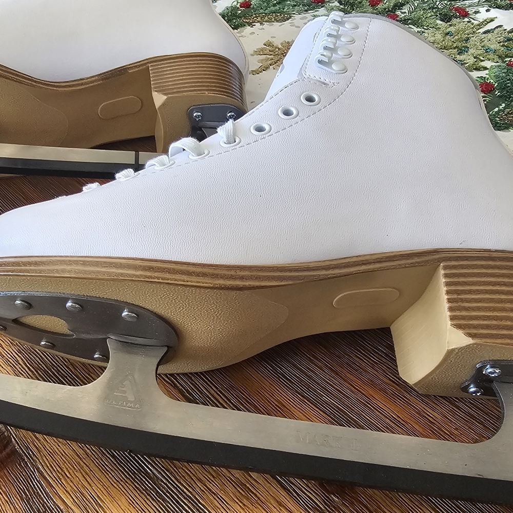 Jackson Classic ultima SoftSkate 200 unisex Ice Figure Adult size10 new mark I